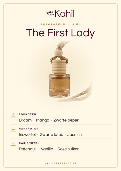 Duftnoten von Kahil The First Lady Autoparfüm: Kopfnoten Brombeere, Mango, Schwarzer Pfeffer; Herznoten Iriswurzel, Schwarzer Lotus, Jasmin; Basisnoten Patchouli, Vanille, Rosa Zucker